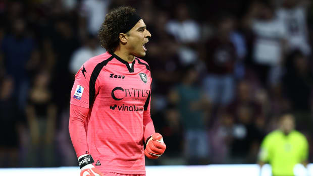 Memo Ochoa gritando